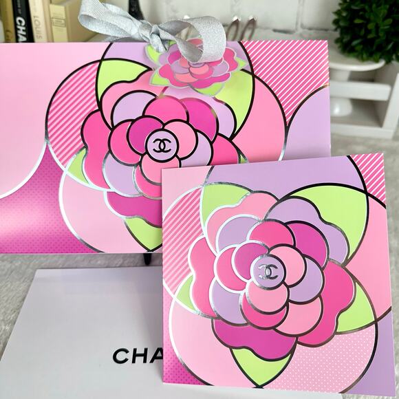 CHANEL Mother’s Day gift package and card set - Picture 2 of 11